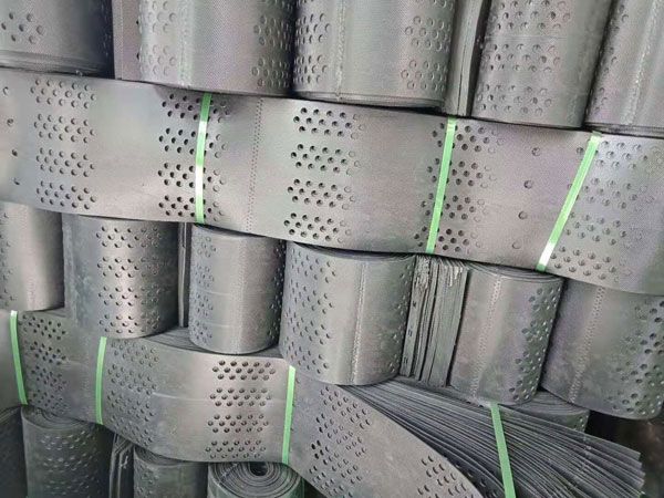 土工格室?guī)齑?/></p><p><strong>產(chǎn)品介紹：</strong></p><p>土工格室施工/土工格室是目前國(guó)內(nèi)外較為流行的一種新型的高強(qiáng)度土工合成材料，它是由高強(qiáng)度的HDPE或PP共聚料寬帶，經(jīng)過(guò)焊接或鉚接而形成的一片網(wǎng)狀格室結(jié)構(gòu)。它伸縮自如，運(yùn)輸時(shí)可縮疊起來(lái)，使用時(shí)張開(kāi)并又充填土石或混凝土料，構(gòu)成具有強(qiáng)大側(cè)向限制和大剛度的結(jié)構(gòu)體。它可用來(lái)做為墊層，處理軟弱地基增大地基的承載能力，也可鋪設(shè)在坡面上構(gòu)成坡面防護(hù)結(jié)構(gòu)，還可以用來(lái)建造支擋結(jié)構(gòu)等。</p><p><strong>產(chǎn)品優(yōu)勢(shì)：</strong></p><p>1、材質(zhì)輕、耐磨損，化學(xué)性能穩(wěn)定、耐光氧老化、耐酸堿，適用于不同土壤與沙漠等土質(zhì)條件。</p><p>2、較高的側(cè)向限制和防滑，防變形、有效的增強(qiáng)路基的承載能力和分散荷載作用。</p><p>3、改變土工格室高度、焊距等幾何尺寸可滿(mǎn)足不同的工程需要。</p><p>4、伸縮自如，運(yùn)輸體積??；聯(lián)接方便、施工速度快。</p><p><strong>產(chǎn)品用途：</strong></p><p>1、用于穩(wěn)固公路、鐵路路基。</p><p>2、用于承受載重力的堤防及淺水河道治理。</p><p>3、用于防止滑坡及受載重力的混合式擋墻。</p><p>4、在遇到軟地基時(shí)，采用土工格室可大大減輕施工勞動(dòng)強(qiáng)度，減少路基厚度施工速度快、性能好，大大的降低工程造價(jià)。</p><p><br/></p><div   id=